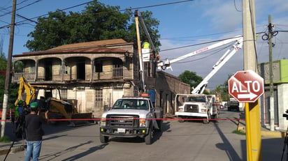 Dicho inmueble es principalmente de madera y está se encuentra sumamente deteriorada pues la vivienda tiene más de 30 años en el abandono, según relató Víctor Fernando García.(EL SIGLO COAHUILA)