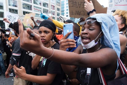 Al menos 30 personas fueron arrestadas este jueves durante una protesta en Union Square, plaza histórica de Manhattan, por la muerte del afroamericano George Floyd, ocurrida el lunes en Minneapolis. (ARCHIVO)