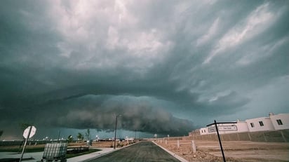 El ingreso del frente frío número 65 a la región norte de Coahuila, trajo consigo fuertes vientos, lluvias, tormentas eléctricas y en algunos lugares granizo; hasta el momento se reporta saldo blanco y solo daños materiales en diferentes municipios; además de la presencia de vórtices en las zonas rurales. (RENÉ ARELLANO)