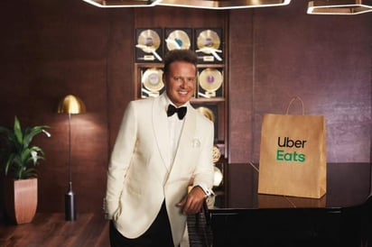 Luego de que Luis Miguel diera de qué hablar tras protagonizar un comercial de la aplicación de entrega de comida Uber Eats, afirman que el cantante cobró una cuantiosa suma de dinero para aparecer en dicha publicidad, además de revelar lo difícil que fue trabajar junto a él.  (TWITTER) 