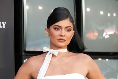 Kylie Jenner ya no tiene los más de 1.000 millones de dólares que se necesitan para ser considerada una 'billonaria' por Forbes. (ARCHIVO)