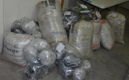 Se aseguró 87 kilos 934 gramos cinco miligramos de marihuana, 58 gramos cuatro miligramos de clorhidrato de metanfetamina, dos vehículos, diversos objetos de delito y se detuvo a dos hombres y una mujer. (EL SIGLO COAHUILA)