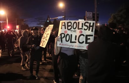 Miles de manifestantes se congregaron este viernes a la caída de la tarde en diferentes ciudades de Estados Unidos para protestar por la muerte del afroamericano George Floyd al ser detenido por la Policía el pasado lunes, unas protestas que han derivado días atrás en vandaismo y saqueos en Minneapolis, donde hoy se impuso el toque de queda. (EFE)