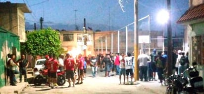 Se trataba principalmente de jóvenes, quienes estaban aglomerados en una cancha deportiva.