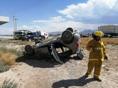 El vehículo se salió del camino y terminó sobre su toldo.