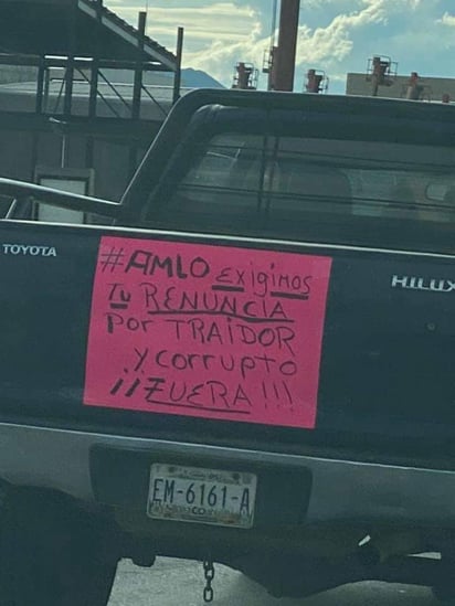 Fue durante la tarde del sábado que decenas de carros desfilaron en el centro de Saltillo, portaban globos y carteles que indicaban “AMLO vete ya”. (EL SIGLO COAHUILA)