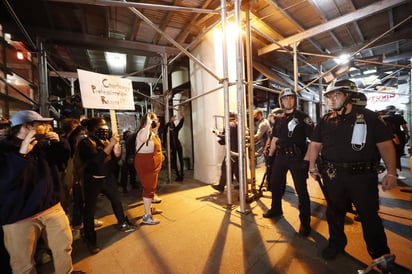 Agentes de la ciudad de Nueva York y de Camden (Nueva Jersey) se han arrodillado o alzado un puño al paso de las manifestaciones en contra del racismo, en un gesto de solidaridad hacia las protestas que ayude a recobrar la normalidad, lejos de la violencia de estas noches en múltiples ciudades de Estados Unidos con enfrentamientos entre ciudadanos y las fuerzas del orden. (EFE)