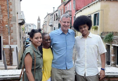 La hija del alcalde de Nueva York, Bill de Blasio, fue detenida el sábado por la noche en la parte baja de Manhattan durante su participación en una manifestación en contra del racismo por el caso Gorge Floyd, un afroamericano muerto a manos de un policía blanco en Mineápolis. (ARCHIVO)