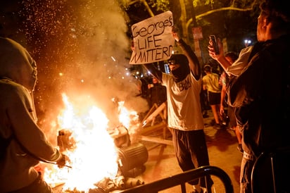 Las protestas del viernes comenzaron por la muerte de George Floyd. (EFE)