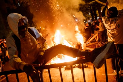 Autoridades locales y estatales desplegaron a miles de soldados de la Guardia Nacional, impusieron estrictos toques de queda y cerraron el transporte público para frenar los movimientos de los activistas. (EFE)