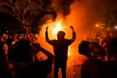 El caso de George Floyd hizo renacer en el país las protestas contra la discriminación racial, pero han desatado también saqueos, incendios provocados y disturbios en general. (EFE)