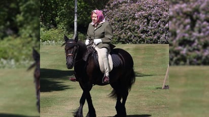 La soberana fue vista a lomos del poni llamado 'Balmoral Fern' en el terreno que rodea Windsor (a las afueras de Londres), tenida como su residencia favorita. (ESPECIAL)