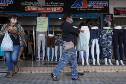 Preocupado con una recesión que se prevé histórica, Brasil comenzó este lunes la desescalada en varias de las regiones más azotadas por el coronavirus, entre ellas Sao Paulo, su motor económico, pese a que la pandemia continúa en plena expansión. (ARCHIVO) 