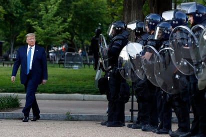 La policía comenzó este lunes a lanzar gases lacrimógenos contra los manifestantes que protestaban junto a la Casa Blanca, minutos antes del comienzo del toque de queda en Washington DC, a las 19:00 hora local (23:00 hora GMT), según pudo constatar Efe. (AP)