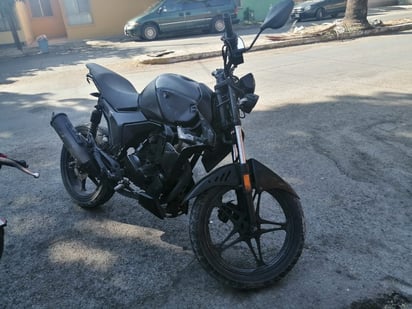 La moto que participó en el accidente sufrió daños menores. (EL SIGLO DE TORREÓN)