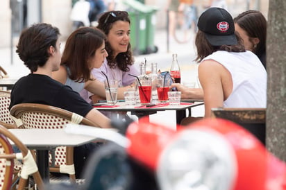 Francia se levantó este martes entrada ya la segunda fase de desescalada en la que ya apenas hay restricciones de movimientos y de nuevo con bares, cafés y restaurantes abiertos. (ARCHIVO) 