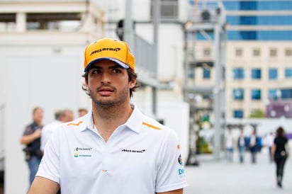 El español Carlos Sainz, piloto de McLaren manifestó este martes, que 'la Fórmula Uno ha encontrado una solución coherente y realista' y que 'muchos', como él, necesitan 'competir'. (ARCHIVO)