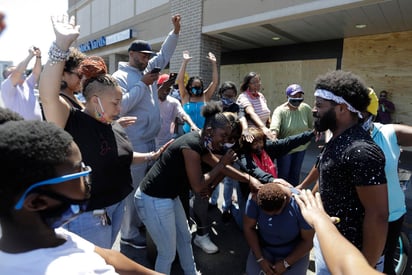 Varias personas han fallecido en la última semana de protestas en varias ciudades estadounidenses, detonadas por el fallecimiento de George Floyd, de 46 años, quien murió asfixiado estando detenido por la policía. (AP)