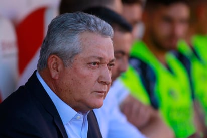 La escuadra de los Gallos Blancos de Querétaro hizo oficial la salida del director técnico Víctor Manuel Vucetich, luego de vivir una segunda etapa al frente del club a partir del Clausura 2019. (ARCHIVO)