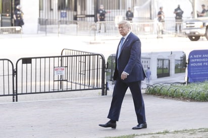 El presidente estadounidense y aspirante a la reelección, Donald Trump, anunció este martes que está buscando una nueva sede para celebrar en agosto la Convención Nacional Republicana, después de que las autoridades de Carolina del Norte expresaran su preocupación por la asistencia masiva que se espera en la cita en plena pandemia. (EFE)