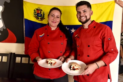 SIN DESISTIR. Los venezolanos Lubys Cárdenas y Rafael Perozo promueven la sazón de su tierra a través de las arepas. (El siglo de Torreón / Erick Sotomayor)