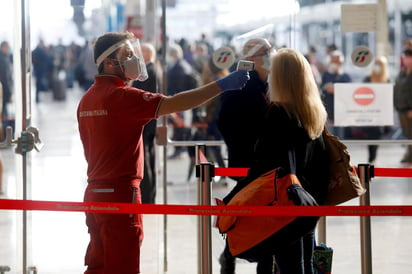 El país también va a consentir la movilidad a nivel nacional para tratar de reactivar el turismo, que espera con la llegada del verano salvar su industria. (EFE)