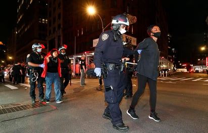 Las protestas contra el racismo y la violencia policial fueron mayoritariamente pacíficas y se redujeron los disturbios y saqueos de la jornada anterior. (EFE)