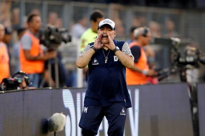 Maradona asumió como técnico del Lobo en septiembre de 2019 con el equipo muy comprometido por la permanencia en la Primera División. (ARCHIVO)
