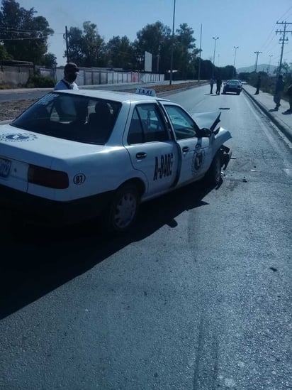 Ambos taxis resultaron con daños materiales de consideración. (EL SIGLO DE TORREÓN)