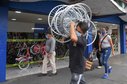 Entre cuadros, pedales y llantas, se relató que tras la apertura de los locales hubo constante movimiento de clientes.