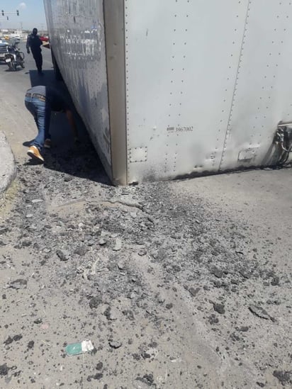 La caja del tráiler se desprendió y provocó daños de consideración en la carpeta asfáltica del bulevar Ejército Mexicano. (EL SIGLO DE TORREÓN)