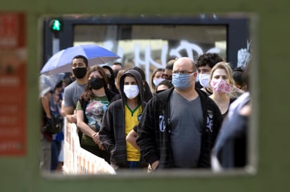 Lavarse las manos con frecuencia, guardar la distancia social y el uso de mascarillas en público son formas de evitar la propagación del virus. (EFE)