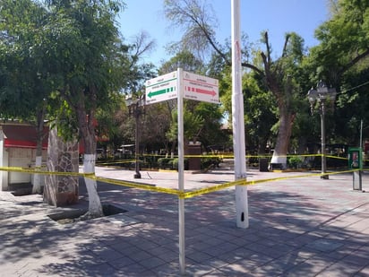 Este jueves, plazas, parques y plazuelas amanecieron acordonadas con cinta amarilla en su totalidad lo que impide la circulación de los peatones.
(EL SIGLO DE TORREÓN)