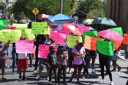 Fue momento después que se dispersó la manifestación en el bulevar Revolución que un grupo de aproximadamente 50 personas tomaron la salida del Puente Plateado portando pancartas con quejas en contra de la Policía de Acción y Reacción.
(EL SIGLO DE TORREÓN)