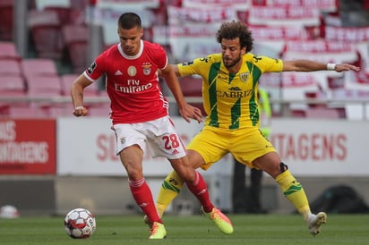 Con bufandas en vez de aficionados y el águila mascota que realizó su tradicional vuelo antes del partido, el Benfica se resignó a un empate 0-0 con el Tondela el jueves, perdiendo la oportunidad de apoderarse en solitario del liderato de la liga portuguesa. (ARCHIVO)