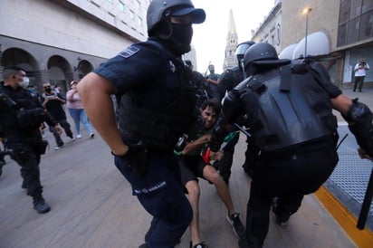 Después de una hora de destrozos en el entorno del Palacio de Gobierno de Jalisco, tras la manifestación que exigió justicia por la muerte de Giovanni López, detenido en el municipio de Ixtlahuacán de los Membrillos y que murió en la custodia de policías municipales, elementos estatales enfrentaron a quienes realizaban actos vandálicos. (EL UNIVERSAL)