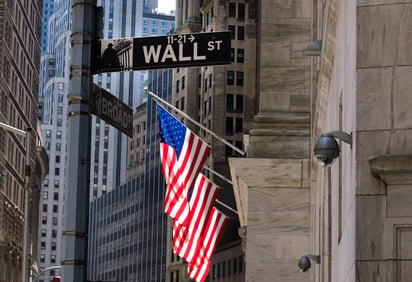 Wall Street cerró este viernes con ganancias y su principal indicador, el Dow Jones de Industriales, subió un 3.15 % tras una jornada de optimismo marcada por el incremento inesperado de 2.5 millones de empleos en Estados Unidos en mayo, que los analistas interpretan como el inicio de la recuperación tras el parón de la pandemia. (ARCHIVO)