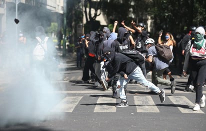 Decenas de manifestantes vandalizaron la Embajada de Estados Unidos en la capital mexicana este viernes en protesta por las muertes del afroamericano George Floyd a manos de la Policía en Mineápolis y del mexicano Giovanni López tras ser detenido en Jalisco. (EFE)