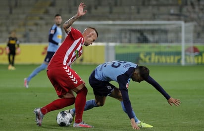 Jonathan Schmid y Laszlo Benes disputan un balón en la casa del Freiburg, en el arranque de la trigésima jornada del balompié alemán.