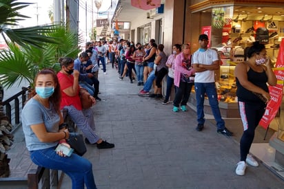 Se siguen detectando aglomeraciones en las afueras de estas instituciones, donde los clientes hacen fila para poder ingresar y ser atendidos. (ARCHIVO)