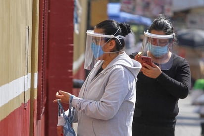 El teléfono celular puede transportarse en este tipo de bolsa, que debe sanitizarse al llegar al hogar. (ARCHIVO)