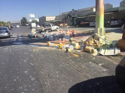 Las latas que transportaba salieron proyectadas y la pintura terminó derramada sobre la carpeta asfáltica. (EL SIGLO DE TORREÓN)
