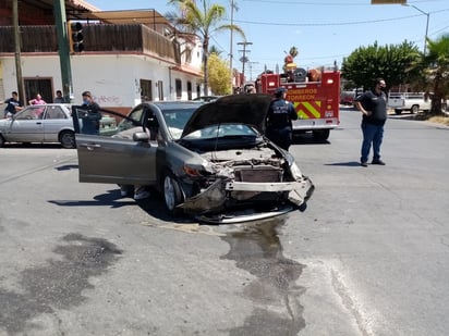 La camioneta terminó con la parte del conductor hundida; el vehículo sufrió daños en el frente. (EL SIGLO DE TORREÓN)