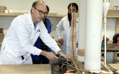 El ventilador está hecho a partir de tubos de PVC, mangueras, bolsas de aire y otros accesorios de uso doméstico (CAPTURA)  