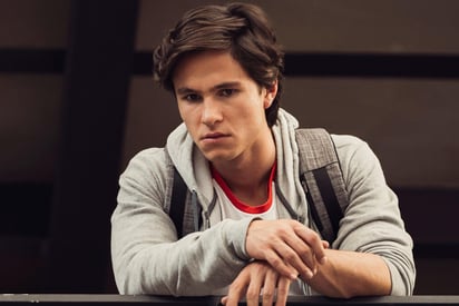 El actor de 23 años interpreta a Javier Williams, el chico nuevo de una escuela de prestigio donde varios adolescentes son atacados por un hacker. (EL UNIVERSAL)