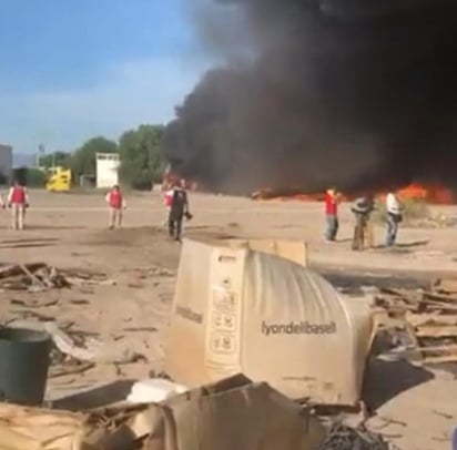 Una recicladora de material plástico ubicada cerca de una gasera en Saltillo, sufrió un incendio esta tarde, el cual por fortuna hasta el momento ha sido controlado. (EL SIGLO DE TORREÓN)