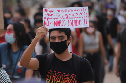 Unos 500 estudiantes del Centro Universitario de Ciencias Sociales y Humanidades de la Universidad de Guadalajara marcharon esta tarde para protestar por la muerte de Giovanni López a manos de policías de Ixtlahuacán de los Membrillos y exigir la salida del gobernador de Jalisco, Enrique Alfaro, por permitir la represión policiaca contra los manifestantes. (EL UNIVERSAL)