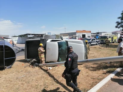 Los hechos se registraron cerca de las 11:20 de la mañana de este miércoles sobre el bulevar Ejército Mexicano, en los carriles de circulación de Torreón a Lerdo, justo al bajar el puente vehicular Hamburgo.
(EL SIGLO DE TORREÓN)