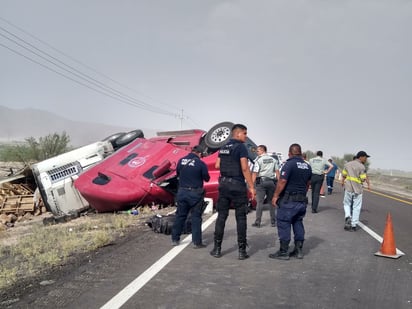 El tráiler quedó totalmente dañado y pese a ello el chofer resultó con lesiones leves. (EL SIGLO DE TORREÓN)