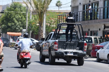 Agentes de la Dirección de Seguridad Pública y Protección Ciudadana detuvieron al muchacho. (EL SIGLO DE TORREÓN)